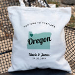 Tote Qualquer Bolsa de Boas-vindas do Map do Oregon Col<br><div class="desc">Saco de presentes de boas-vindas para convidados fora da cidade para o seu casamento, com a imagem de Oregon. Você pode editar as cores de qualquer parte desta design, assim como mover o coração para o local do seu casamento. Para alterar as cores, clique em personalizar e, em seguida, "editar...</div>