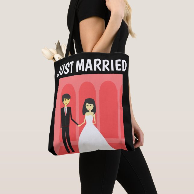 TOTE RECEM CASADOS DE PRESENTE DE BOLSA DE COBERTURA (Close Up)