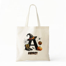 Uma Bolsa de Doces de Halloween Fofa com Letra Ini