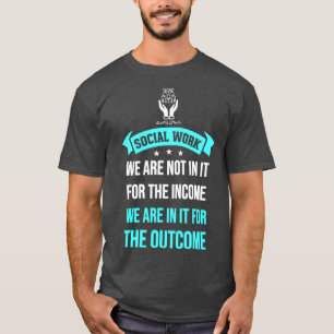 Trabalhador Social para Mulheres Dando uma Camisa