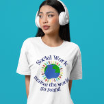 Trabalho social faz o mundo girar<br><div class="desc">Uma camiseta tríplice da assistente social que apresenta pessoas de mãos dadas pelo planeta Terra em azul e verde. Uma bela maneira de mostrar como o trabalho social cura e ajuda as pessoas. O trabalho social faz o mundo girar e ser um lugar melhor.</div>