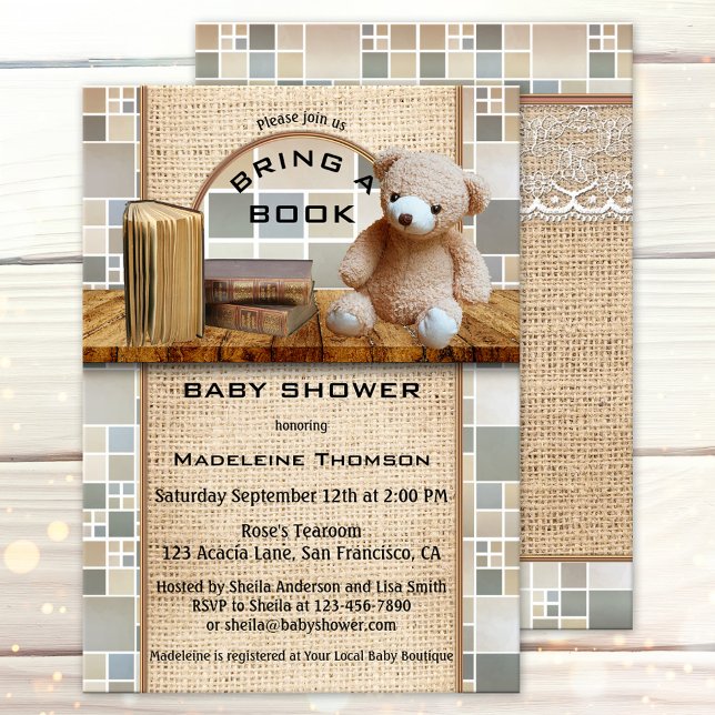 Traga um Convite para Chás de fraldas de Livro (Cute baby shower invitation featuring a shelf with books and teddy bear on burlap and tiles)