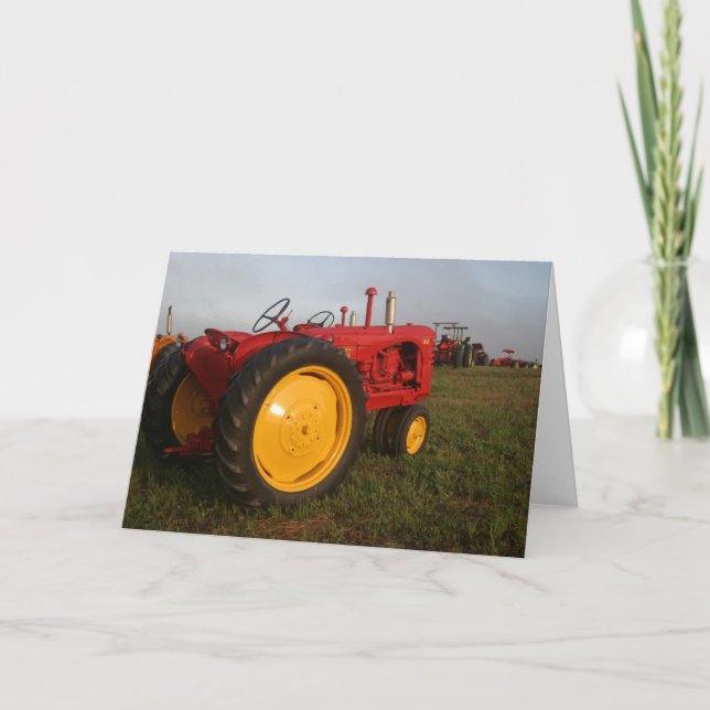 Trator Vermelho no Cartão de Saudação da Manhã (Frente)