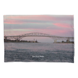 Travesseiro da ponte de água azul