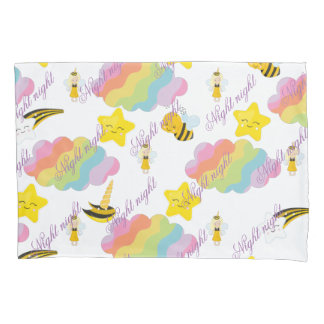 Travesseiro noturno com elementos divertidos.