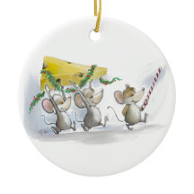 Trazendo O Ornamento De Queijo De Natal