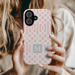 Trellis Monograma, cor-de-rosa, e Cinzas | Cores e<br><div class="desc">Capa de telefone personalizada com um padrão moderno de treliças, cor-de-rosa-claro, cinzas-luz e branco. Personalize-o com o seu monograma inicial num quadro quadrado. Use as ferramentas de design para escolher qualquer cor de fundo, editar as fontes de texto e as cores e adicionar suas próprias fotos para criar uma de...</div>
