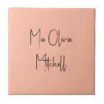 Trend Color Soft Peach Name Azulejo cerâmico<br><div class="desc">Apresentando a trendy primavera shade: Pêssego de Pastel mole. Elevem sua decoração caseira com nosso azulejo de cerâmica moderno e na moda, com um nome personalizável em uma charmosa letra manuscrita em preto clássico, parecendo uma assinatura. Sua design elegante e minimalista em cores sólidas exude o apelo eterno, fazer-o perfeito...</div>