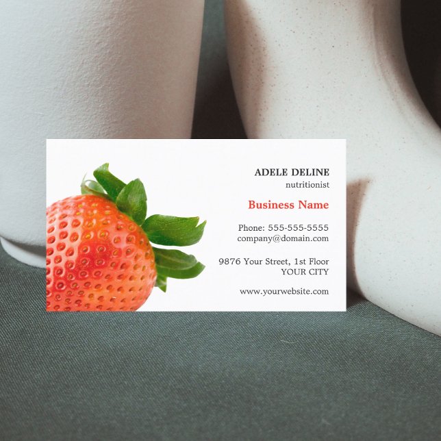 Trendy Red Strawberry Nutritionist Cartão de visit (Criador carregado)
