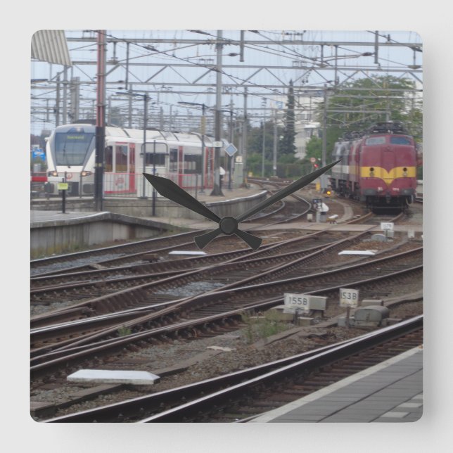 Trens de passageiros que chegam ao relógio da esta (Frente)