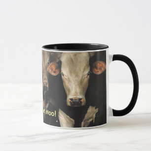 Três amigo, aqui estão olhando a caneca de café