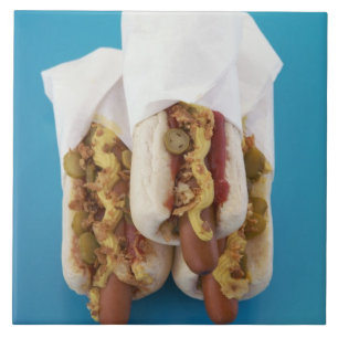 Três cachorros quentes nos bolos