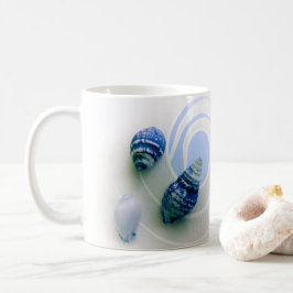 Três conchas azuis de café caneca