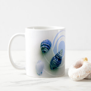 Três conchas azuis de café caneca