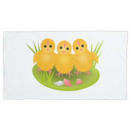 Três galinhas com casca de ovo