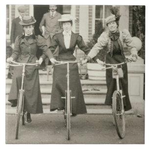 Três mulheres em bicicletas, 1900s adiantados