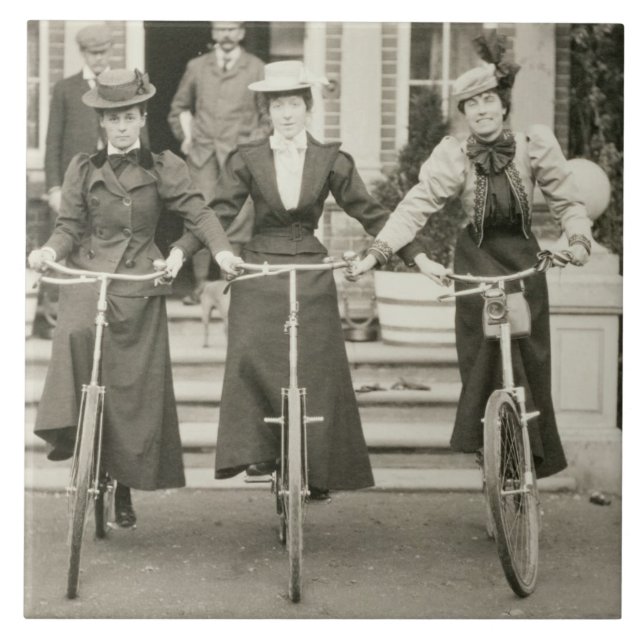 Três mulheres em bicicletas, 1900s adiantados (Frente)