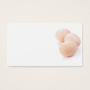 Três ovos no fundo branco. Ovos frescos da galinh