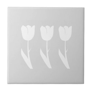 Três tulipas em cinzento e em branco