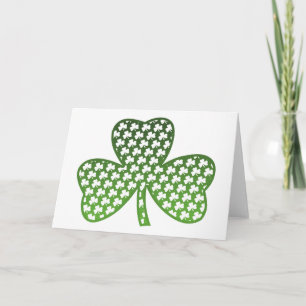 Trevos brancos no cartão verde do trevo