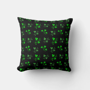 Trevos verdes irlandeses em almofada preta