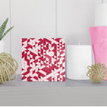 Triângulos Geométricos Brancos Cor-de-Rosa Magenta<br><div class="desc">Este azulejo cerâmico apresenta um padrão geométrico vibrante em tons magenta e rosa modernos,  perfeito para adicionar um salto de estilo moderno à sua casa. As cores são personalizáveis na ferramenta Design.</div>