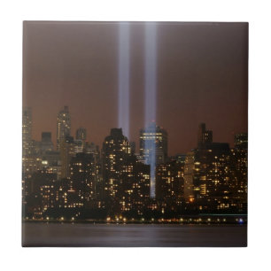 Tributo do World Trade Center na luz em New York.
