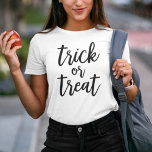 Trick ou Tratar o Dia das Bruxas de Script Moderno<br><div class="desc">Celebre o Halloween em estilo com esta camisa "truque ou trate" com a moderna letra de um roteiro preto.</div>