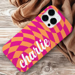 Trilha de onda rosa-rosa-quente da prancha-retrô<br><div class="desc">Capa de telefone com um padrão de tabuleiro cor-de-rosa quente e laranja,  retorcido e o seu nome em uma fonte branca e com estilo retrô.</div>