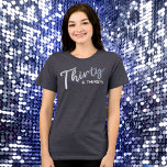 Trinta pratas e sedentas ou suas próprias palavras<br><div class="desc">Celebrar uma 30 com este estilo divertido de guião prateado texto trinta e sedento. Você pode personalizar com seu próprio ditado,  nome ou texto. Outros itens correspondentes estão disponíveis. Texto original prateado,  design por www.mylittleeden.com</div>