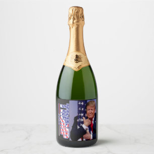 Trump 2020 Trump abraçando a bandeira americana