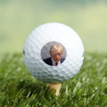 Trump Mug atirou em uma bola de golfe