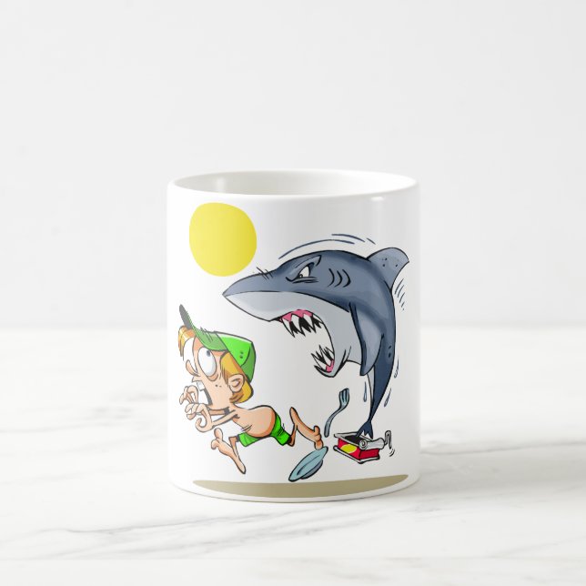 Tubarão que persegue uma caneca do menino (Centro)