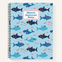 Tubarões engraçados bonitos com chapéus piratas em