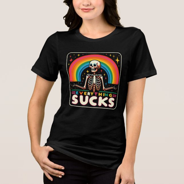 "Tudo Cheira" Esqueleto e Camisa Arco-Íris 💀 🌈 � (Frente)