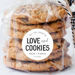 Tudo o que você precisa é da etiqueta do Favor do<br><div class="desc">"Tudo que você precisa é de amor e biscoitos." Personalize seu rótulo com seus nomes e data de casamento dentro de um design limpo e moderno. Use as etiquetas de favor para o seu casamento ou chá de panela.</div>