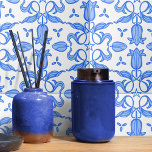 Tulipa e branco azul estrelado<br><div class="desc">Linda tulipa e padrão de superfície estelar repetem o azulejo design em azul e branco. Arte gráfica exclusiva e design por Sarah Trett para www.mylittleeden.com</div>