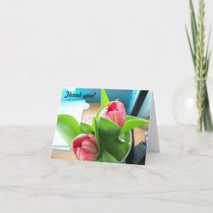 Tulipas de desktop rosa em um cartões de agradecim