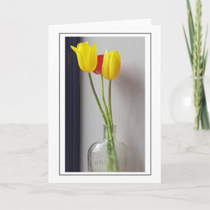 Tulipas num cartão de saudação vase