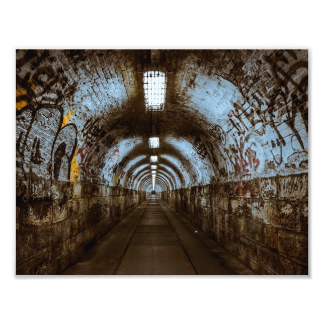Túnel de comboio vazio com fotografia de Grafite (Frente)