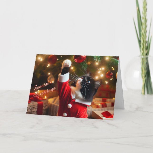 Tuxedo Cat Play com bola de natal no cartão de árv (Frente)