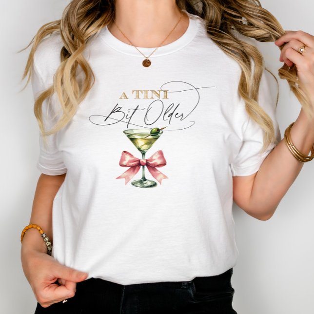 Um Arco Rosa Tini Bit Mais Antigo Martini (A Tini Bit Older Martini Pink Bow Tri-Blend Shirt)