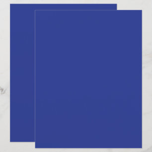 um avião voando no céu com um fundo azul