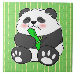 Um Bebê Bonito Comendo Bambu Stalk