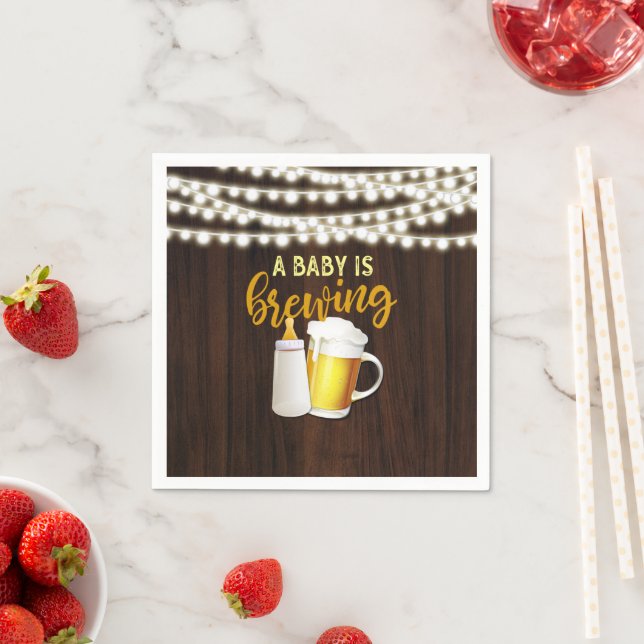 Um Bebê está preparando guardanapo (Insitu)