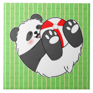Um Bebê Panda Fofo Brincando com uma Bola