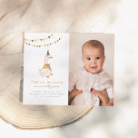 Um Bobo Obter Foto Orçamentária Primeira Festa de<br><div class="desc">Celebre o seu grande dia com este convite de aniversário fotógrafo fofo "Bobo Goose"! Esta design divertida e neutra em termos de gênero apresenta uma paleta de cores de som, bandeiras de bunting e um ganso de aquarela em um chapéu de festa. Do lado direito, há uma foto do aniversariante...</div>
