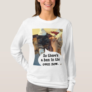 Um bolo na camisa de maternidade do forno por