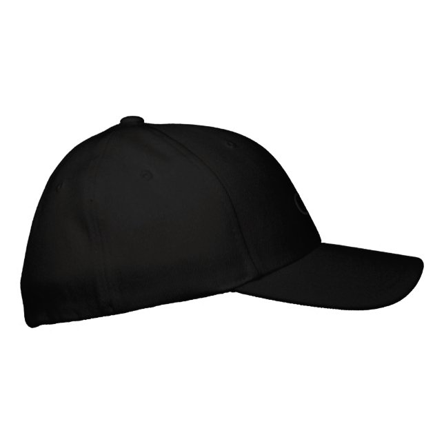 Um boné de beisebol preto com a palavra "CAP" suti (Direita)