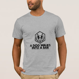 Um cão anda em um bar - camisa preto e branco de 